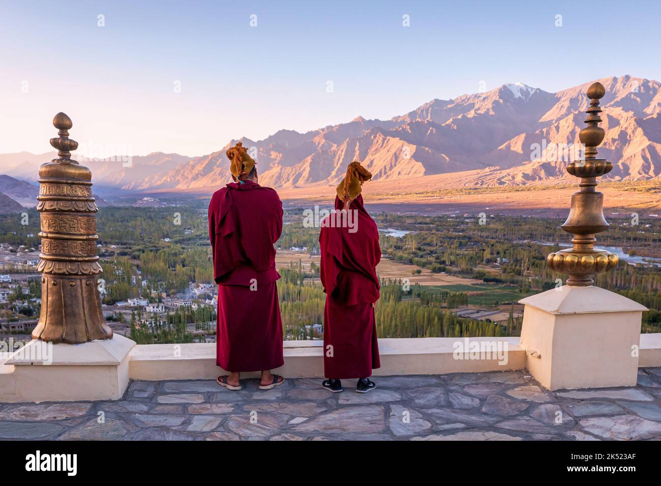 Buddhistische Mönche blasen Muschelschalen im Kloster Thikse (Thiksay Gompa), Ladakh, Indien Stockfoto