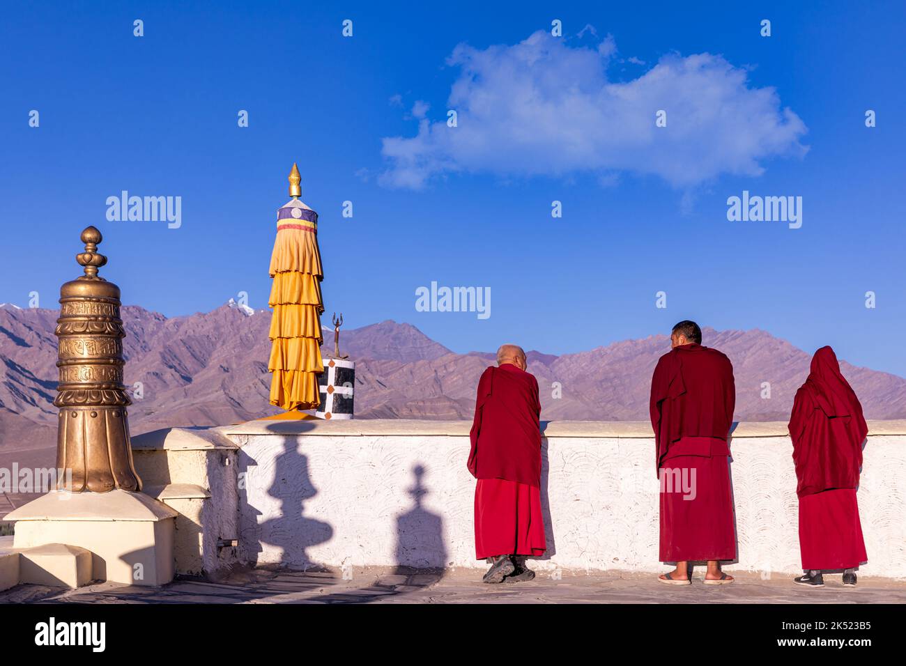 Drei Mönche auf dem Dach des Thikse-Klosters (Gompa), Ladakh, Indien Stockfoto