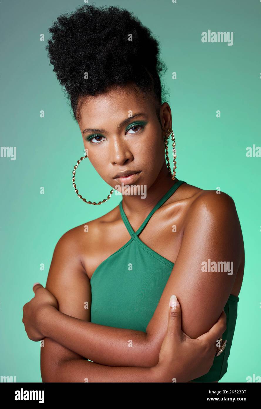 Mode, Schönheit und Make-up mit einem grünen Hintergrund und schwarze Frau im Studio für Stil und Empowerment. Porträt, Kosmetik und Gleichheit mit einem Stockfoto