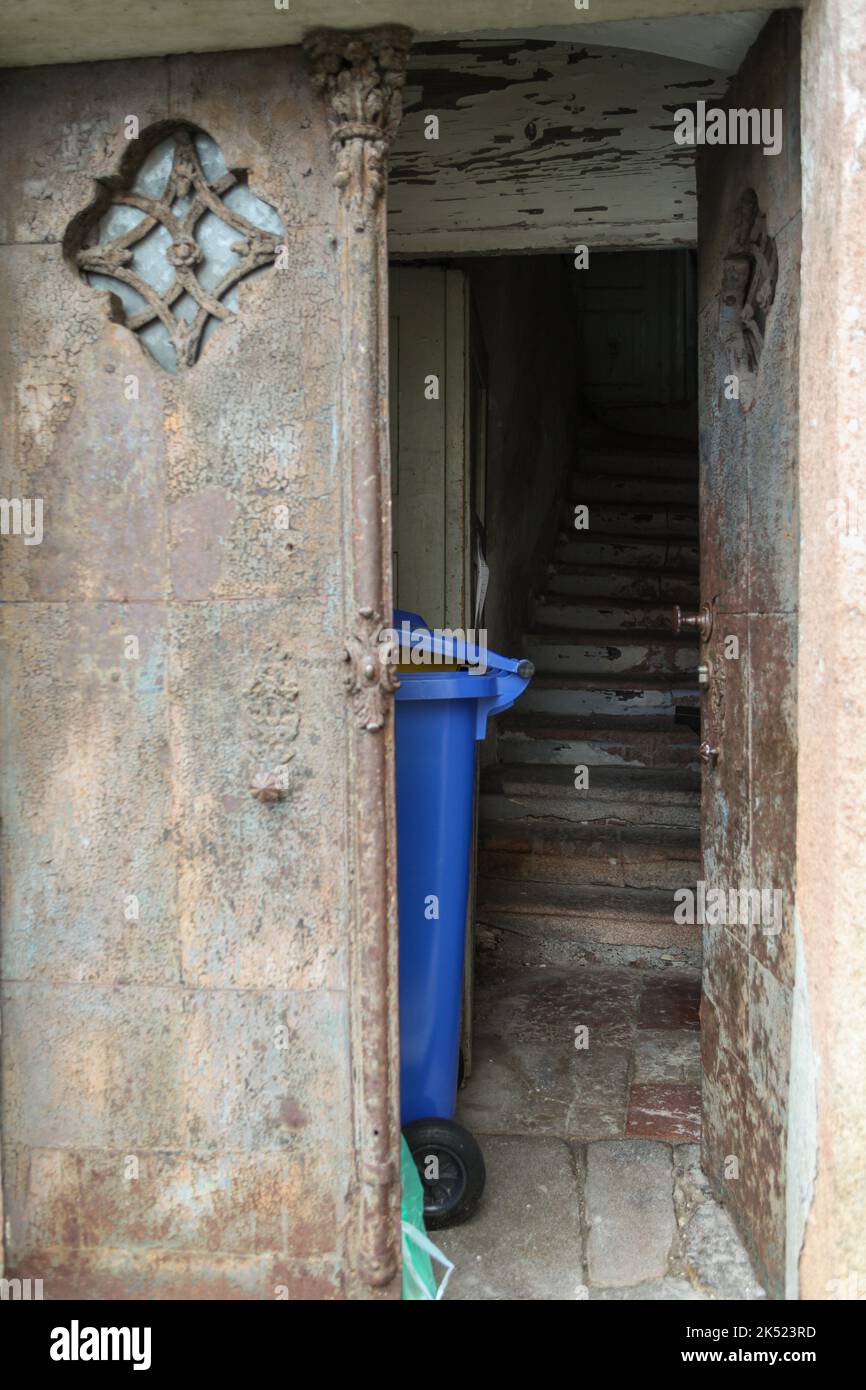 Historischer offener Hauseingang mit alter Treppe Stockfoto