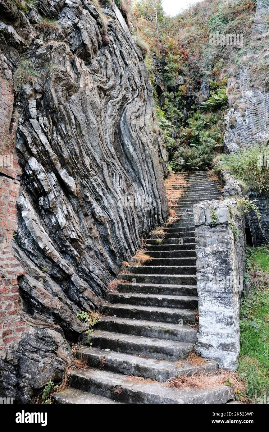 Alte Steintreppen winden sich von einer Bucht in der Nähe von Douglas, Isle of man, aufwärts. Die Gesteinsschichten sind deutlich sichtbar. Stockfoto