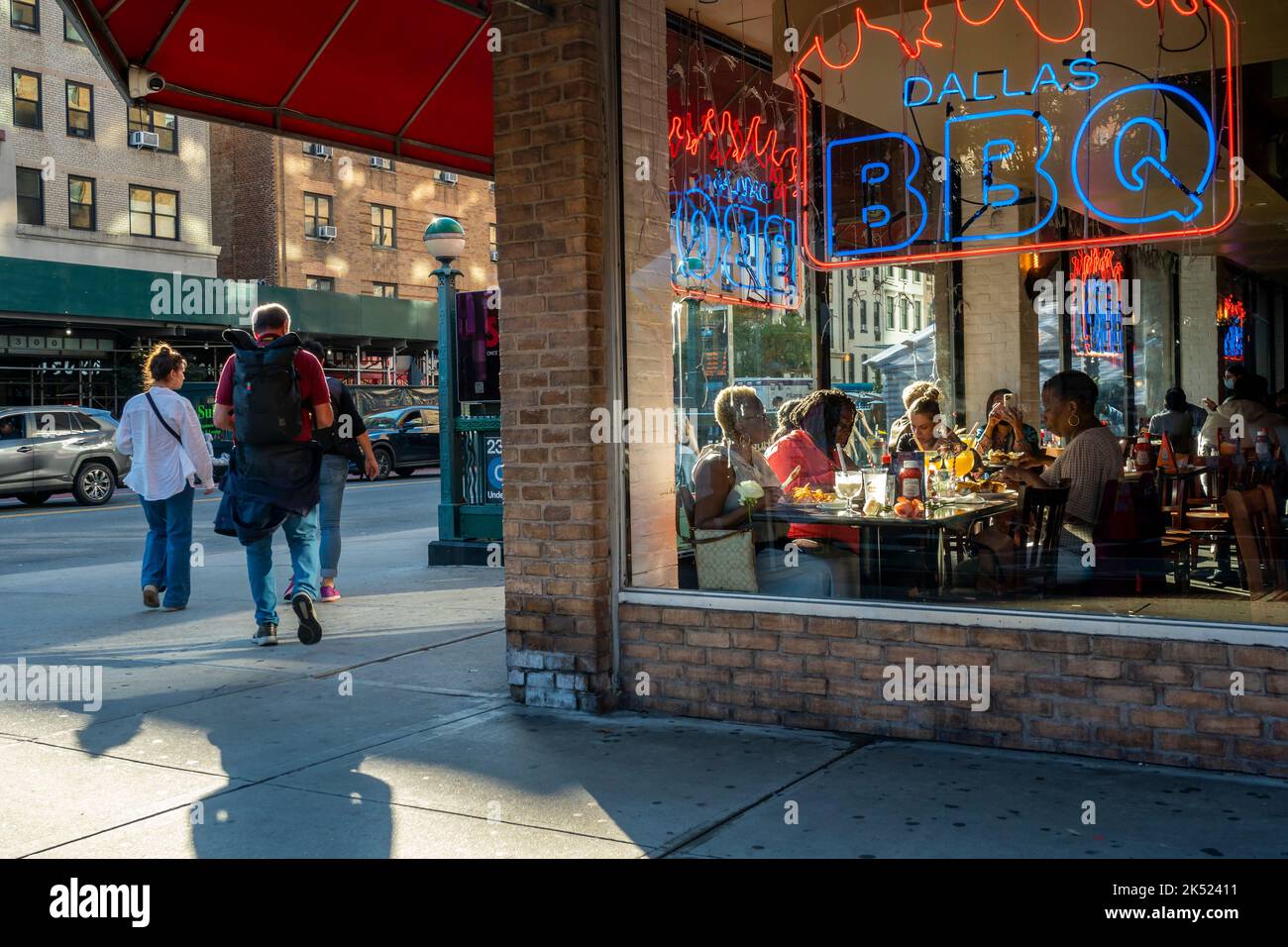 Am späten Nachmittag essen Gäste beim geschäftigen Dallas BBQ im Viertel Chelsea in New York am Donnerstag, dem 22. September 2022. (© Richard B. Levine) Stockfoto