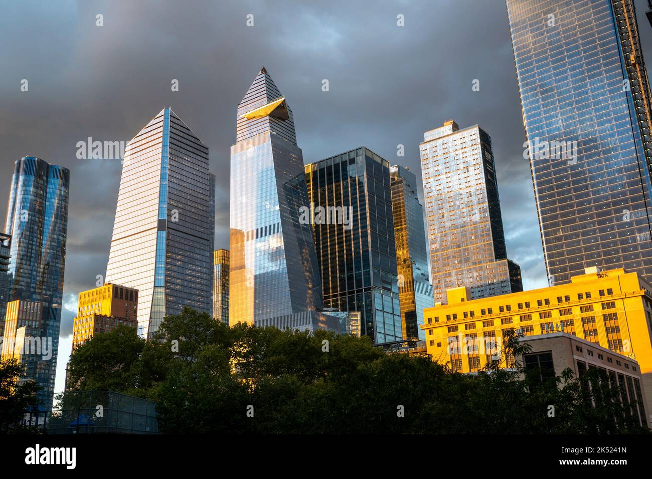 Wetterlichtung über der Hudson Yards Entwicklung in New York am Donnerstag, 22. September 2022. (© Richard B. Levine) Stockfoto