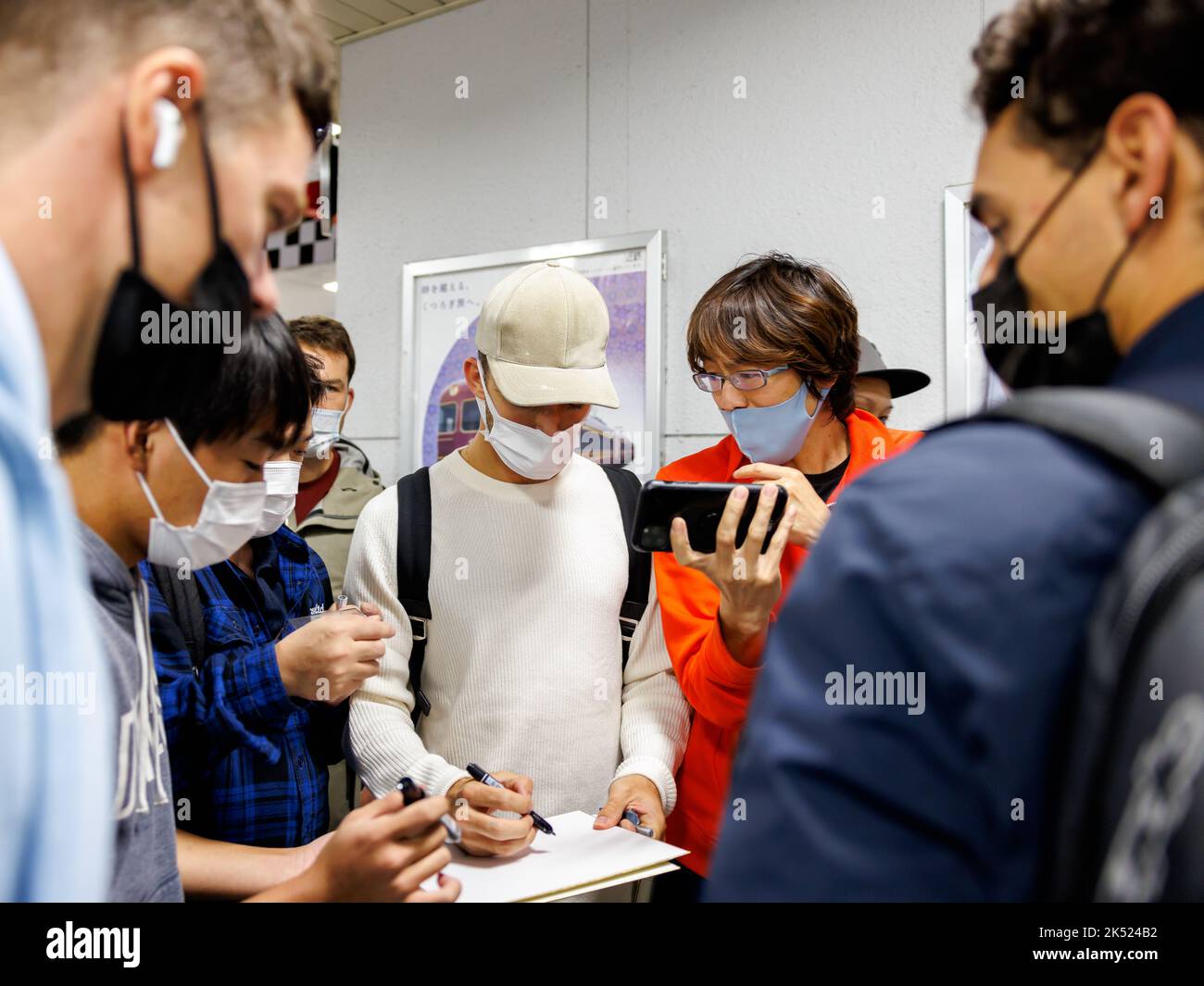 Japan, 05/10/2022, Suzuka International Racing Circuit 5/10/2022. Pierre Gasly (FRA) vom Team AlphaTauri kommt auf dem Weg nach Suzuka am Bahnhof Shiroko an und wird von Fans begrüßt. Credit corleve/Alamy Live News. Stockfoto