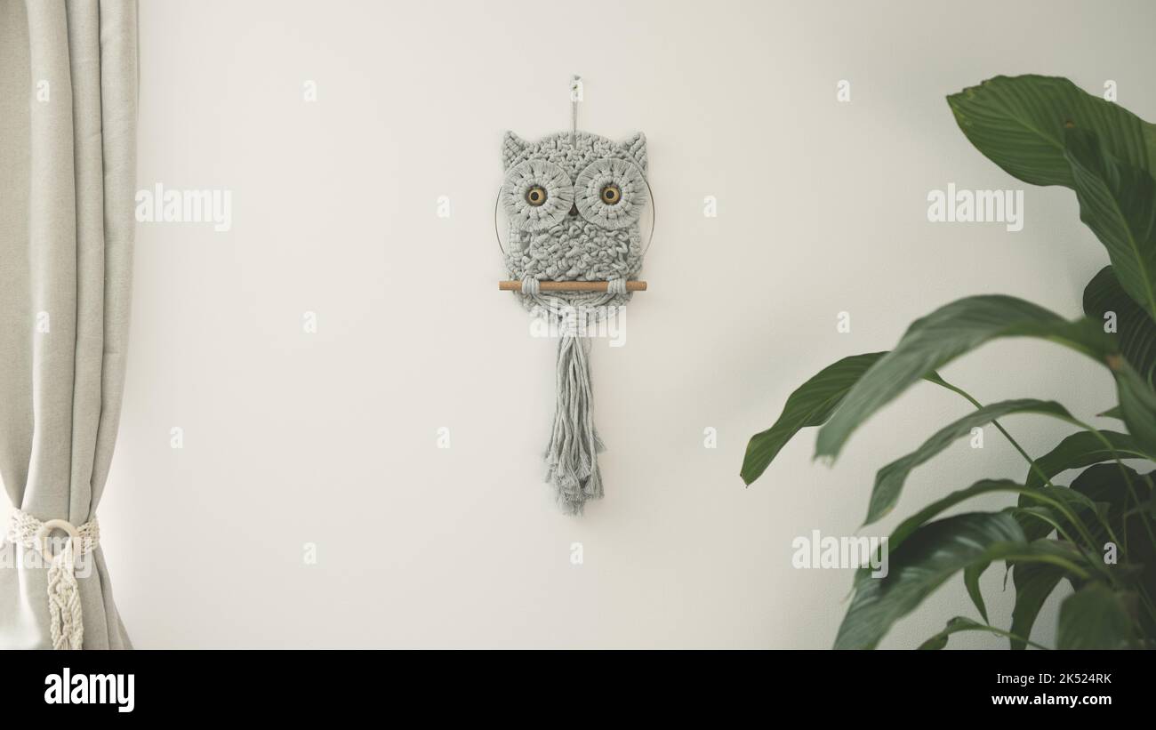 Baby Owl Fine Art Makrame Kinderzimmer Wanddekoration Baumwollkordel Material mit Makramé-Technik Stockfoto