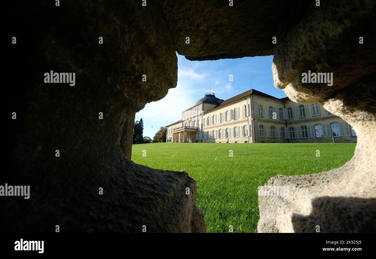 Stuttgart, Deutschland. 05. Oktober 2022. Burg Hohenheim in der Nacht Mittagssonne, fotografiert durch eine Mauer. Quelle: Bernd Weißbrod/dpa/Alamy Live News Stockfoto