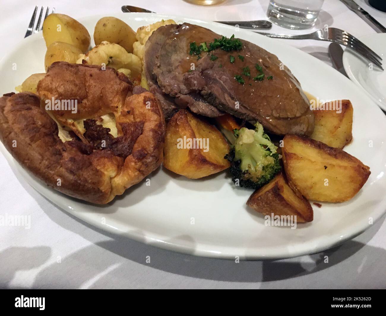 Typisch schottisches Essen, Roastbeef mit Kartoffeln Stockfotografie ...