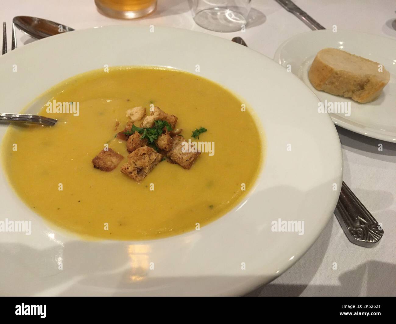 Typisch schottisches Essen, Gemüsesuppe mit Toast Stockfoto