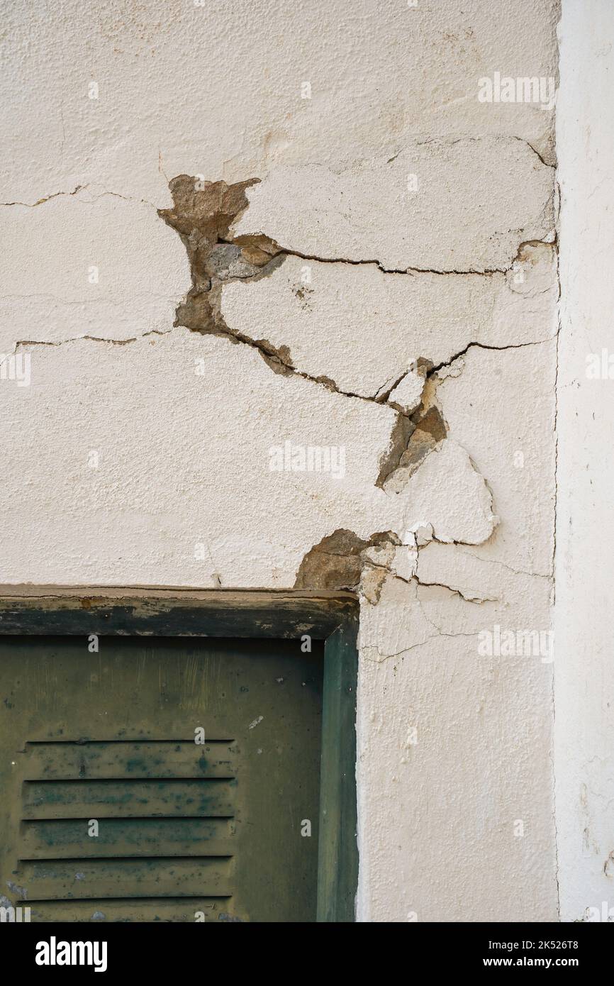 Eine Wand rissig, über einer Tür. Stockfoto
