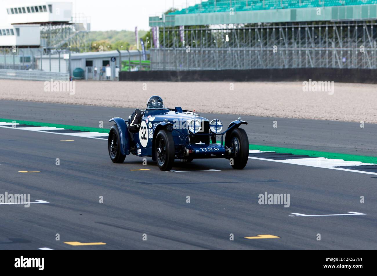 Alexander Hewitson fährt seinen Blue, 1937, Riley 12/4 TT Sprite während des MRL Pre-war Sports Cars 'BRDC 500' Race beim Silverstone Classic 2022. Stockfoto