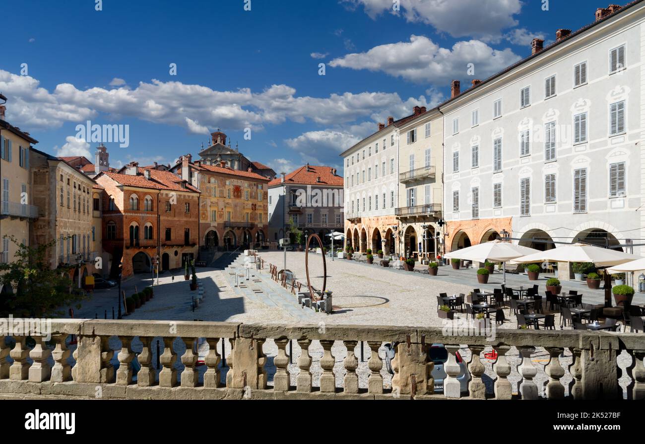 Mondovì, Cuneo, Piemont, Italien - 08. August 2022: Piazza Maggiore mit antiken mittelalterlichen Gebäuden mit Mullionfenstern mit Fresken an Ziegelfassaden Stockfoto