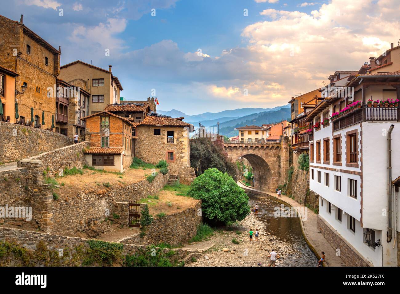 Mittelalterliches Dorf Potes mit hängenden Häusern und dem Fluss Deva, Kantabrien, Spanien. Stockfoto