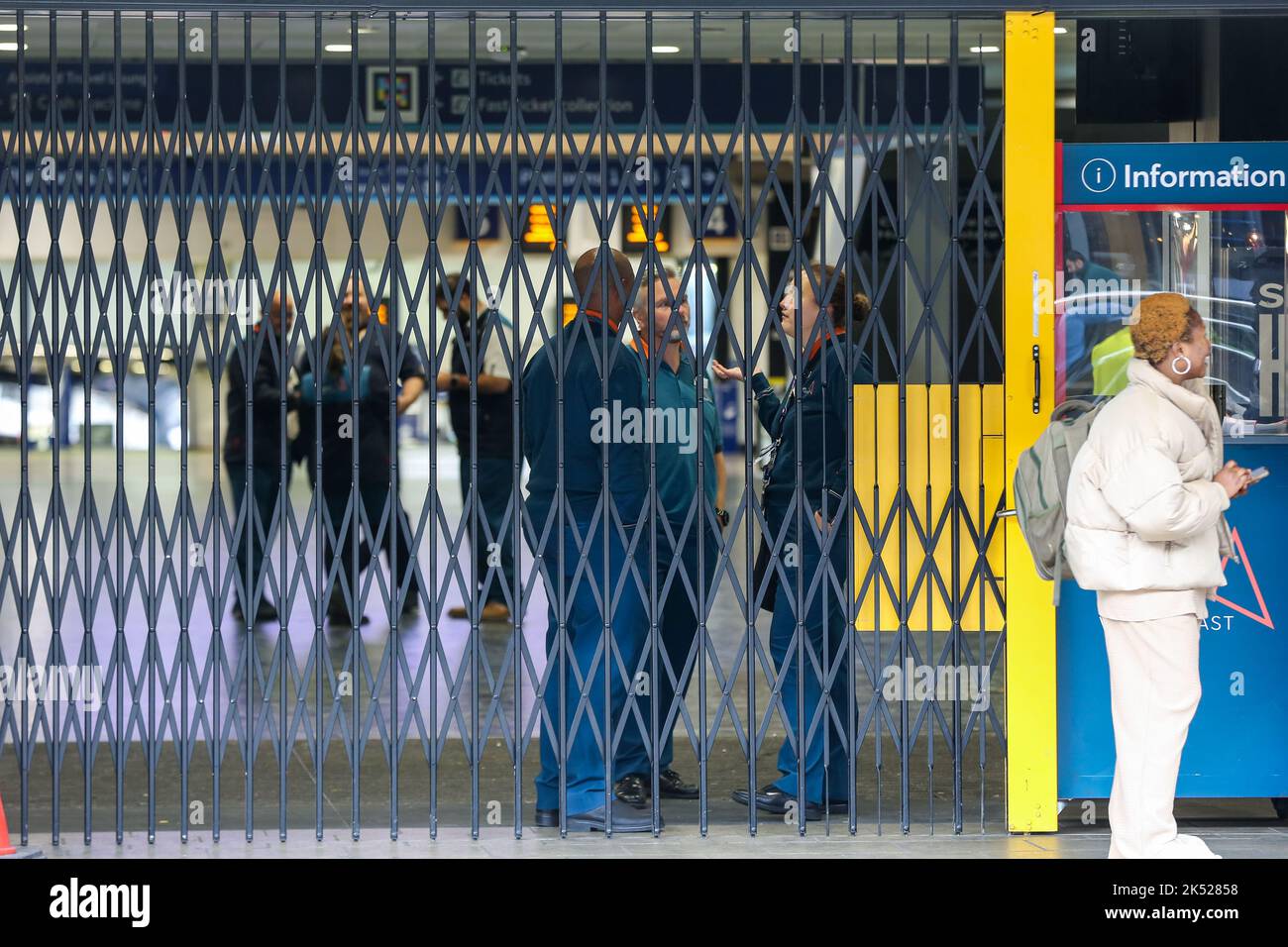 London, Großbritannien. 05. Oktober 2022. Der Bahnhof London Euston ist geschlossen, da der Eisenbahnstreik andauert. Die Mitglieder der Gewerkschaft ASLEF streiten über Lohn- und Arbeitsbedingungen. (Foto von Steve Taylor/SOPA Images/Sipa USA) Quelle: SIPA USA/Alamy Live News Stockfoto