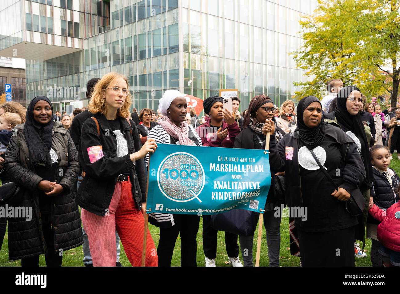 Die Illustration wurde während einer Protestaktion von Eltern, Kindern und Berufstätigen aufgenommen, die von „De eerste 1,000 dagen“ am Mittwoch, den 05. Oktober 2022, in Brüssel organisiert wurde. Die Organisation will einen Strukturplan zur Verbesserung der Qualität der Kindertagesstätten. Die Protestaktion ist auch der Beginn der "Woche der Kinderbetreuungszentren", die vom 10. Bis 16. Oktober stattfindet. BELGA FOTO JULIETTE BRUYNSEELS Stockfoto