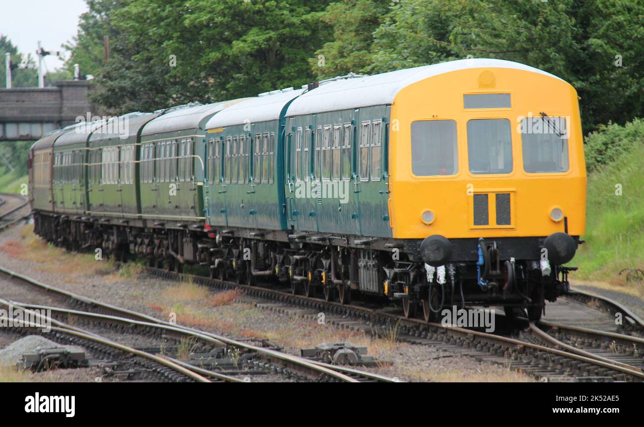 Eine Reihe von Diesel-Triebwagen-Triebwagen in einem Siding. Stockfoto