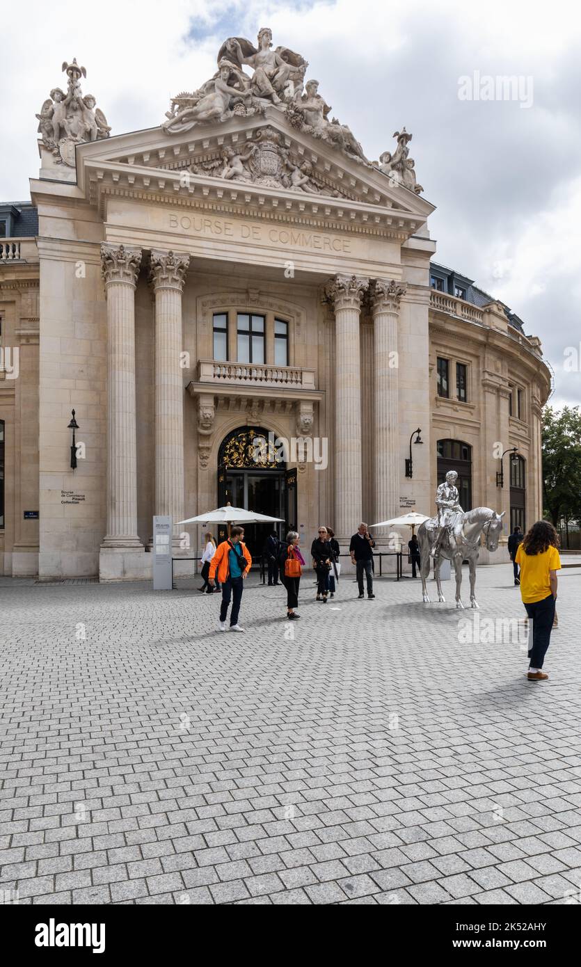Pferde- und Reiterskulptur - eine Reiterstatue vor der Bourse de Commerce in Paris, Frankreich, Europa Stockfoto