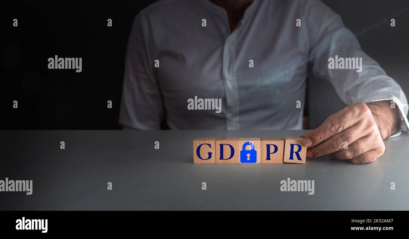 Mann posiert Holzblock g d p h oder allgemeine Datenschutzverordnung . Konzept der Internet-Sicherheit . Stockfoto