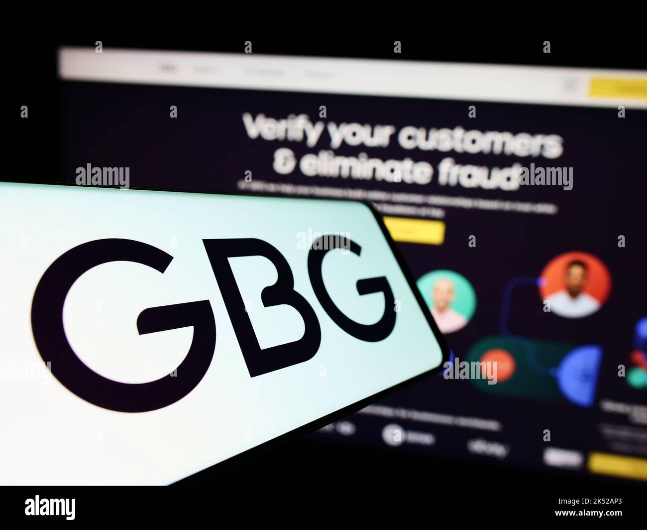 Mobiltelefon mit Logo der Firma GB Group plc (GBG) auf dem Bildschirm vor der Website. Konzentrieren Sie sich auf die Mitte links des Telefondisplays. Stockfoto