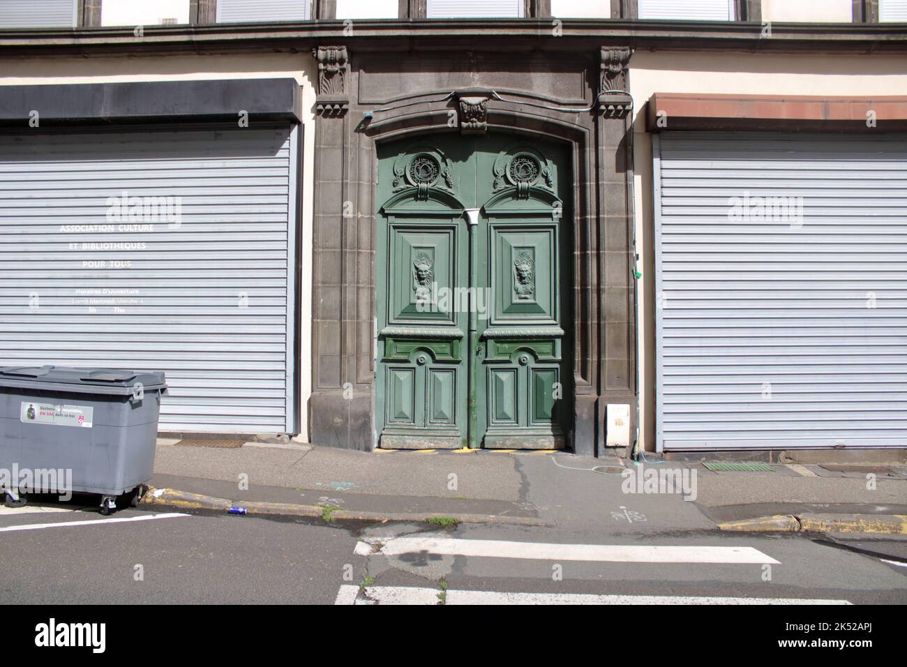 Blick auf eine hübsche grüne Tür an einer Straße in der Stadt Clermont-Ferrand in der Region Auvergne-Rhône-Alpes in Frankreich Stockfoto