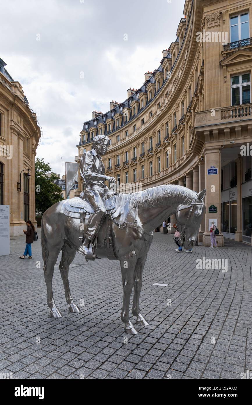 Pferde- und Reiterskulptur - eine Reiterstatue vor der Bourse de Commerce in Paris, Frankreich, Europa Stockfoto