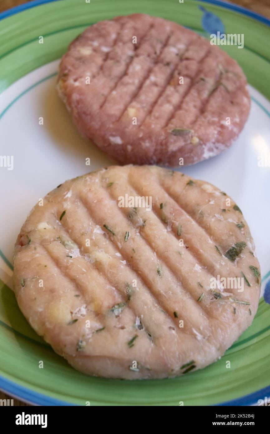 Verschiedene, gefrorene und mit Kräutern aromatisierte Hamburger Stockfoto