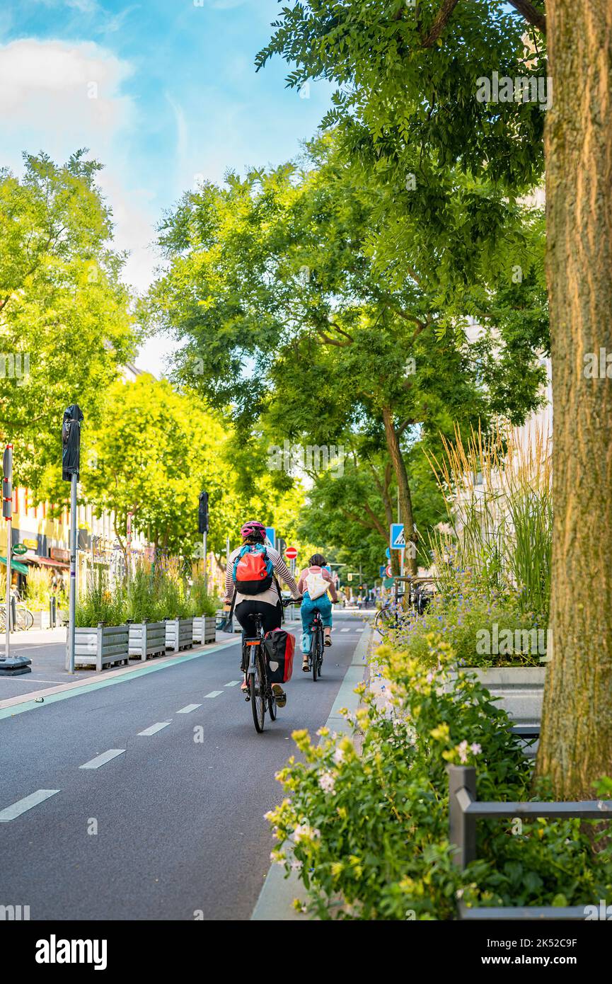 Berlin, Deutschland - 17. Juli 2022: Ein eigener Radweg, der von der Straße im Bergmann-Viertel abgetrennt wurde, um die Verkehrssicherheit zu verbessern. Stockfoto