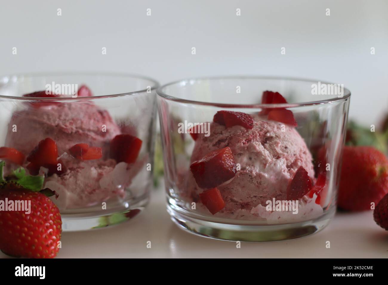 Kugeln hausgemachtes Erdbeereis. Drei Zutaten Eis aus Erdbeeren, Schlagsahne und Kondensmilch. Ohne Eis Stockfoto