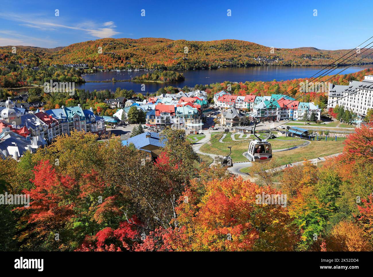 Lake und Mont Tremblant Resort im Herbst, Kanada Stockfoto