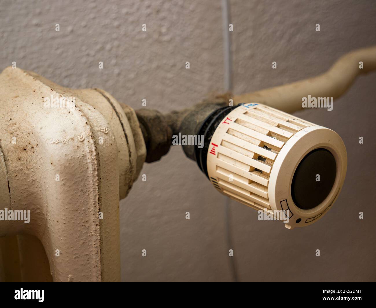 Thermostatkopf eines klassischen älteren Heizelements Stockfoto