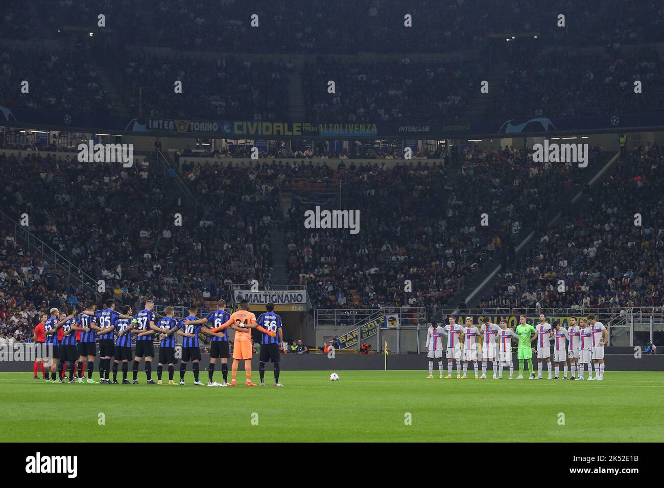 Mailand, Italien, 4.. Oktober 2022. Spieler und Beamte halten eine Schweigeminute ein, um an die Opfer der Tragödie im Kanjuruhan-Stadion während des Spiels zwischen dem FC Arema und Persebaya Surabaya in Malang, East Java, Indonesien, zu erinnern, bevor sie beim UEFA Champions League-Spiel der Gruppe C in Giuseppe Meazza, Mailand, starten. Bildnachweis sollte lauten: Jonathan Moscrop / Sportimage Stockfoto