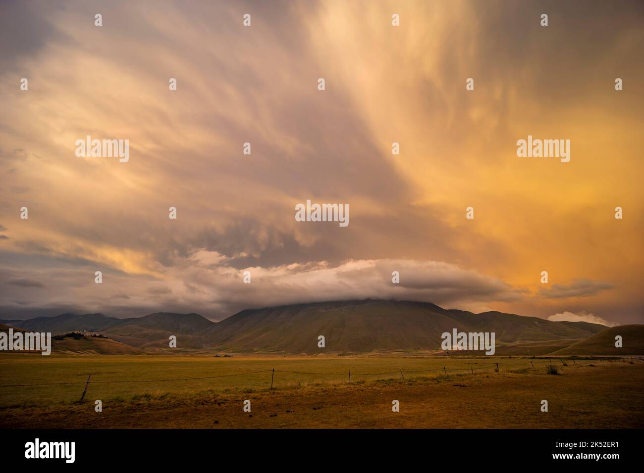 Landschaft in der Nähe von Castelluccio Dorf im Nationalpark Monte Sibillini, Region Umbrien, Italien Stockfoto