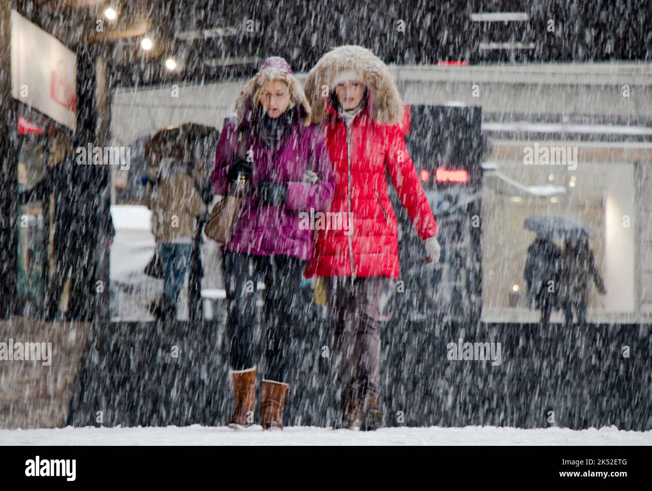 Belgrad, Serbien - 15. Dezember 2018: Zwei junge Frauen gehen an einem verschneiten Tag auf der Stadtstraße Stockfoto