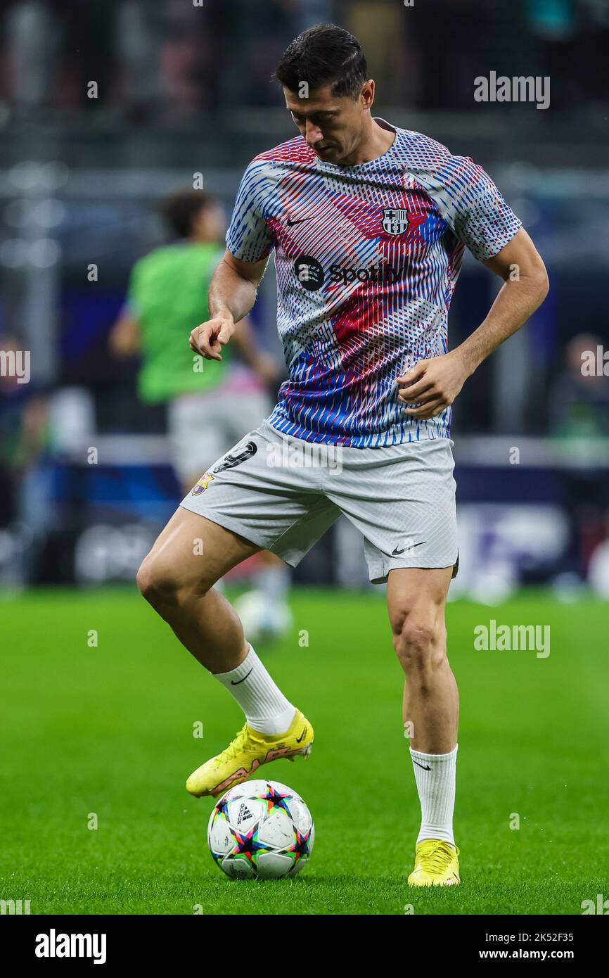 Mailand, Italien. 04. Oktober 2022. Robert Lewandowski vom FC Barcelona erwärmt sich während der UEFA Champions League 2022/23 Gruppenphase - Gruppe C Fußballspiel zwischen FC Internazionale und FC Barcelona im Giuseppe Meazza Stadium, Mailand, Italien am 04. Oktober 2022 Quelle: Independent Photo Agency/Alamy Live News Stockfoto
