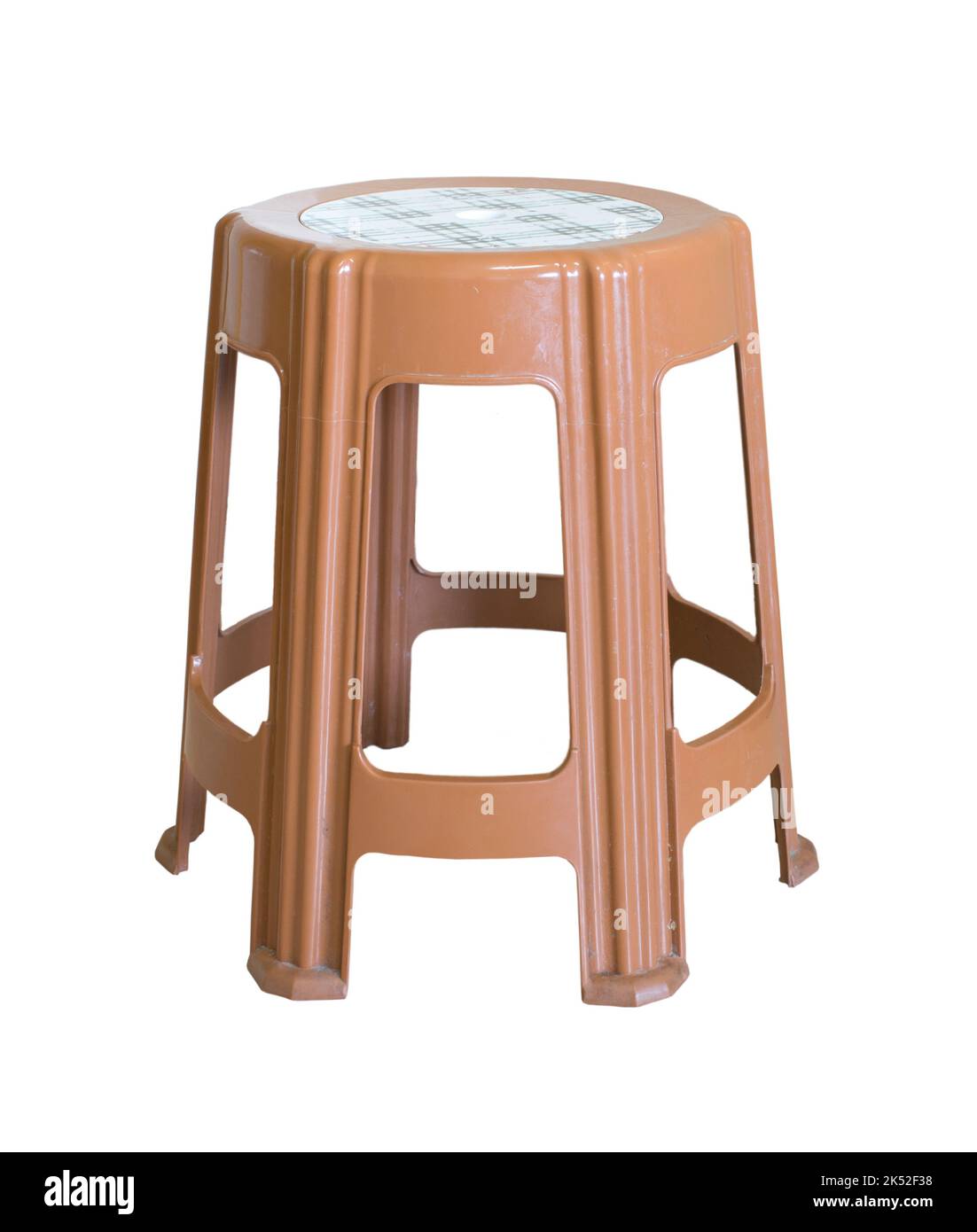 Bequemer Stuhl aus Kunststoff isoliert auf weißem Hintergrund. Schöner Stuhl auf weißem Hintergrund Stockfoto