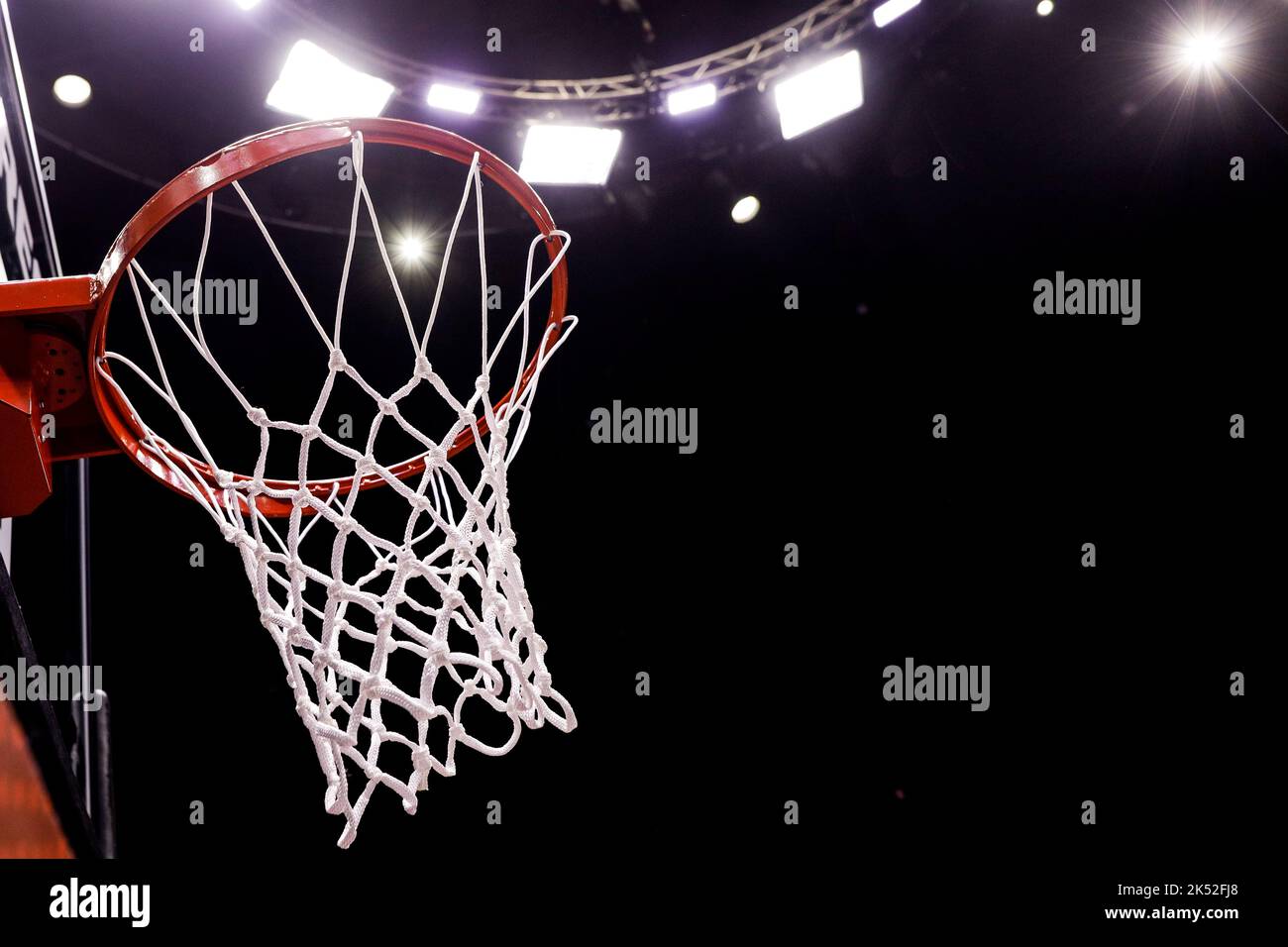 Details zur geringen Schärfentiefe (selektiver Fokus) mit einem Basketballfeld und Netz vor einem offiziellen Spiel. Stockfoto