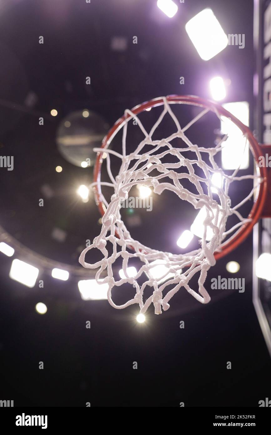 Details zur geringen Schärfentiefe (selektiver Fokus) mit einem Basketballfeld und Netz vor einem offiziellen Spiel. Stockfoto