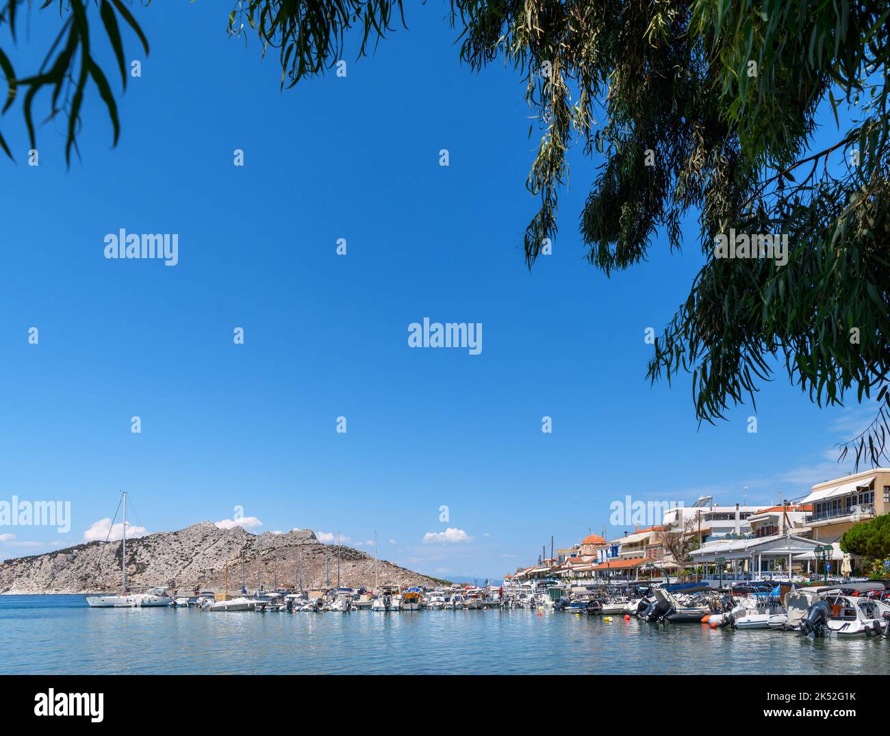 Boote im Hafen in Perdika, Ägina, Saronische Inseln, Griechenland Stockfoto