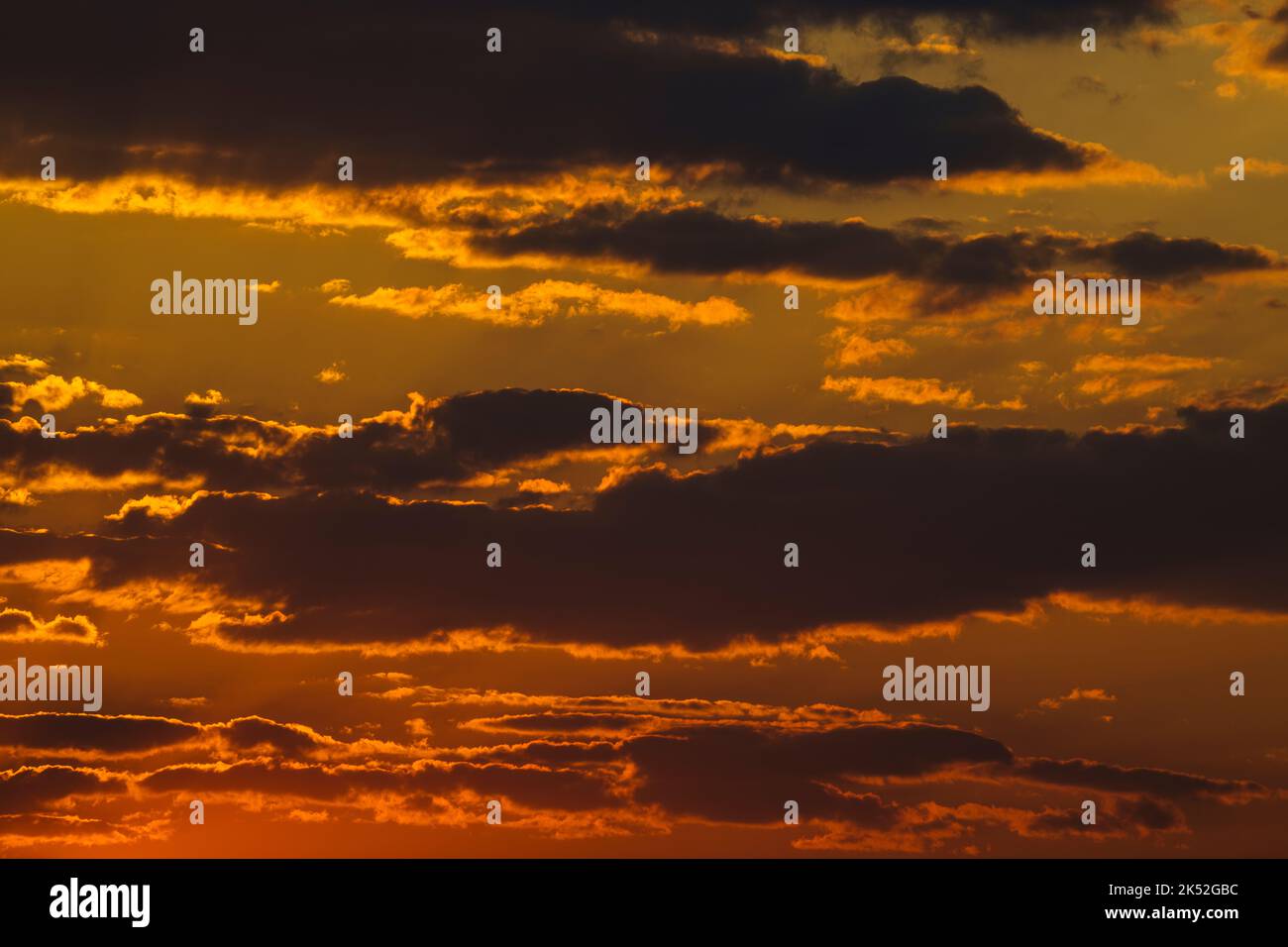Wolken, die vom Abendlicht in Afrika erleuchtet werden. Namibia Stockfoto