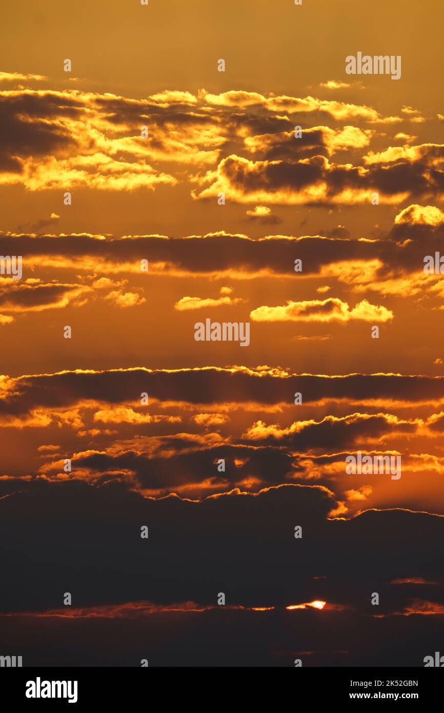 Sonnenuntergang in Afrika, farbenfrohe Wolken in Orange und Rot. Namibia, Afrika Stockfoto