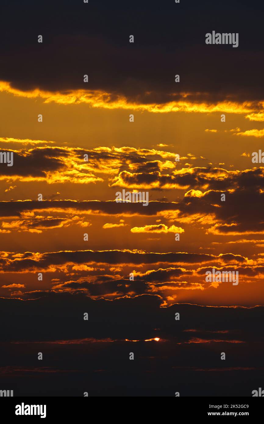 Sonnenuntergang in Afrika, farbenfrohe Wolken in Orange und Rot. Namibia, Afrika Stockfoto