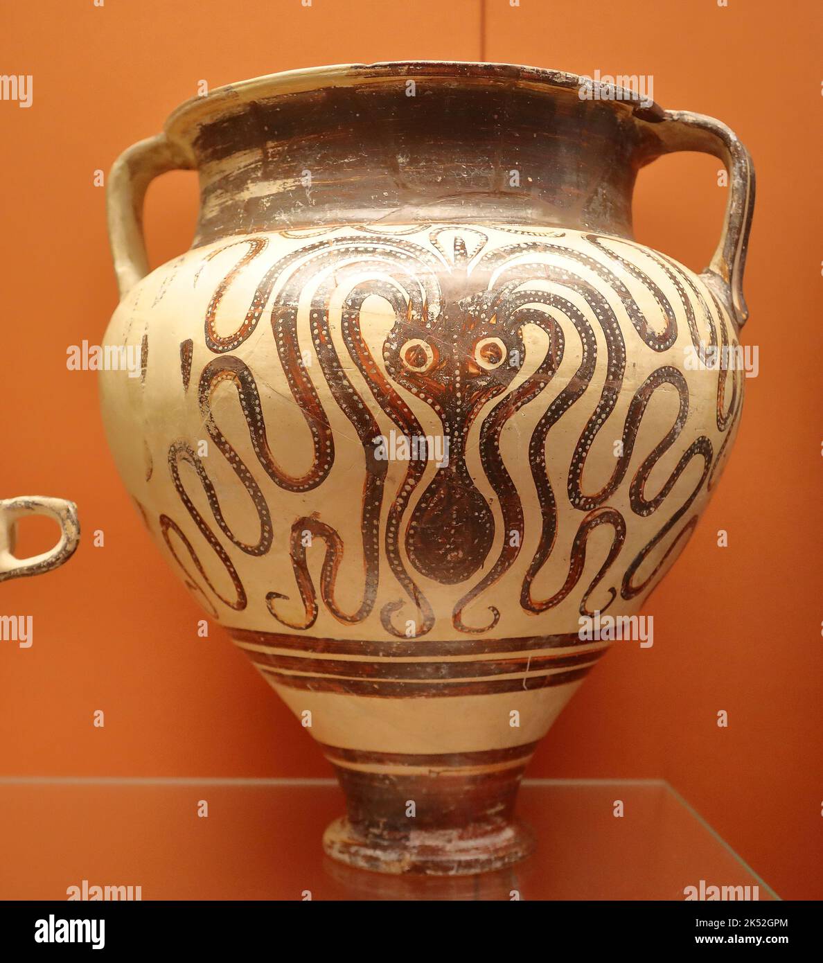 Mycenaean Töpferei Aufbewahrungsglas mit einem Oktopus verziert ausgestellt im British Museum, London, UK Stockfoto