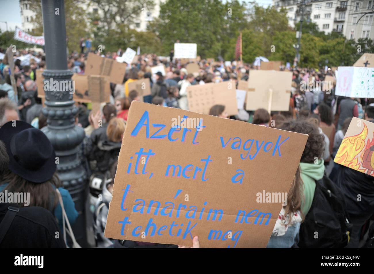 Budapest, Ungarn, 05/10/2022, Ein Schild mit der Aufschrift "Ich bin hier, weil meine Lehrer nicht hier sein können", auf einer Protestaktion, die eine Lohnerhöhung und Verbesserungen im Bildungssystem forderte, Budapest, Ungarn, 05. Oct 2022, Balint Szentgallay / Alamy Live News Stockfoto