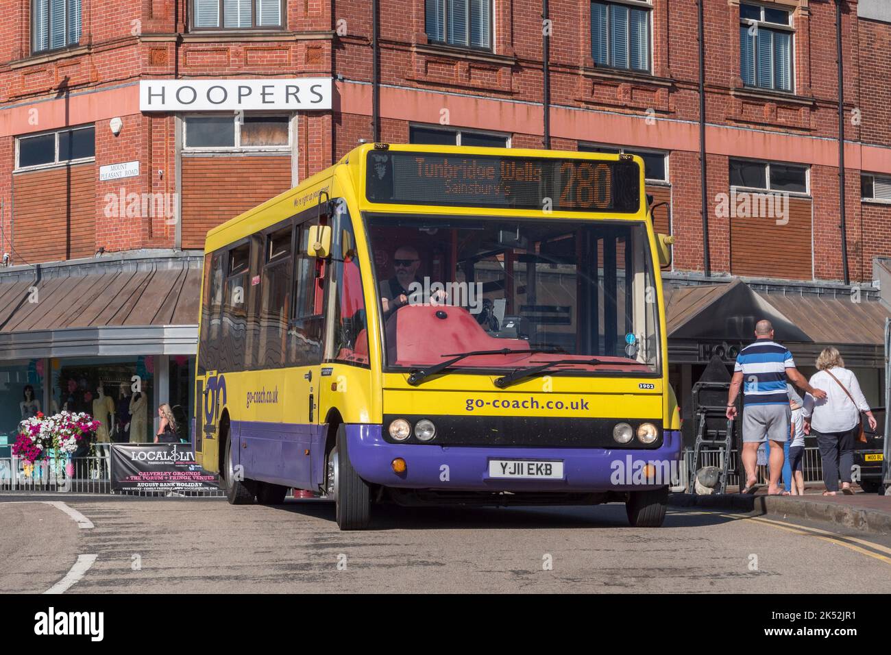 Ein Go-Coach Bus (Nr. 280), der durch Royal Tunbridge Wells, Kent, Großbritannien, fährt. Stockfoto