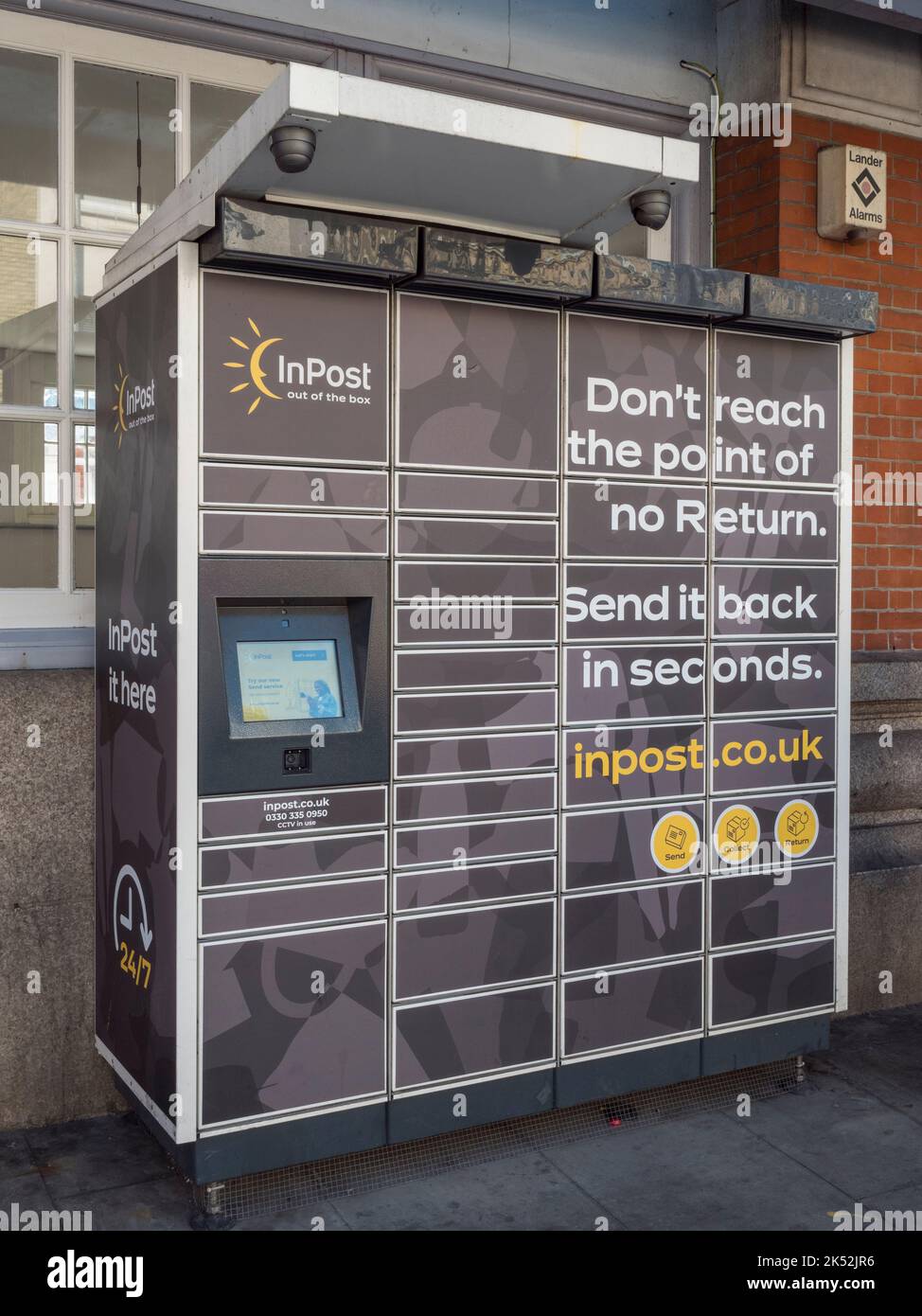 An InPost Parcel locker Service Royal Tunbridge Wells, Kent, Großbritannien. Stockfoto