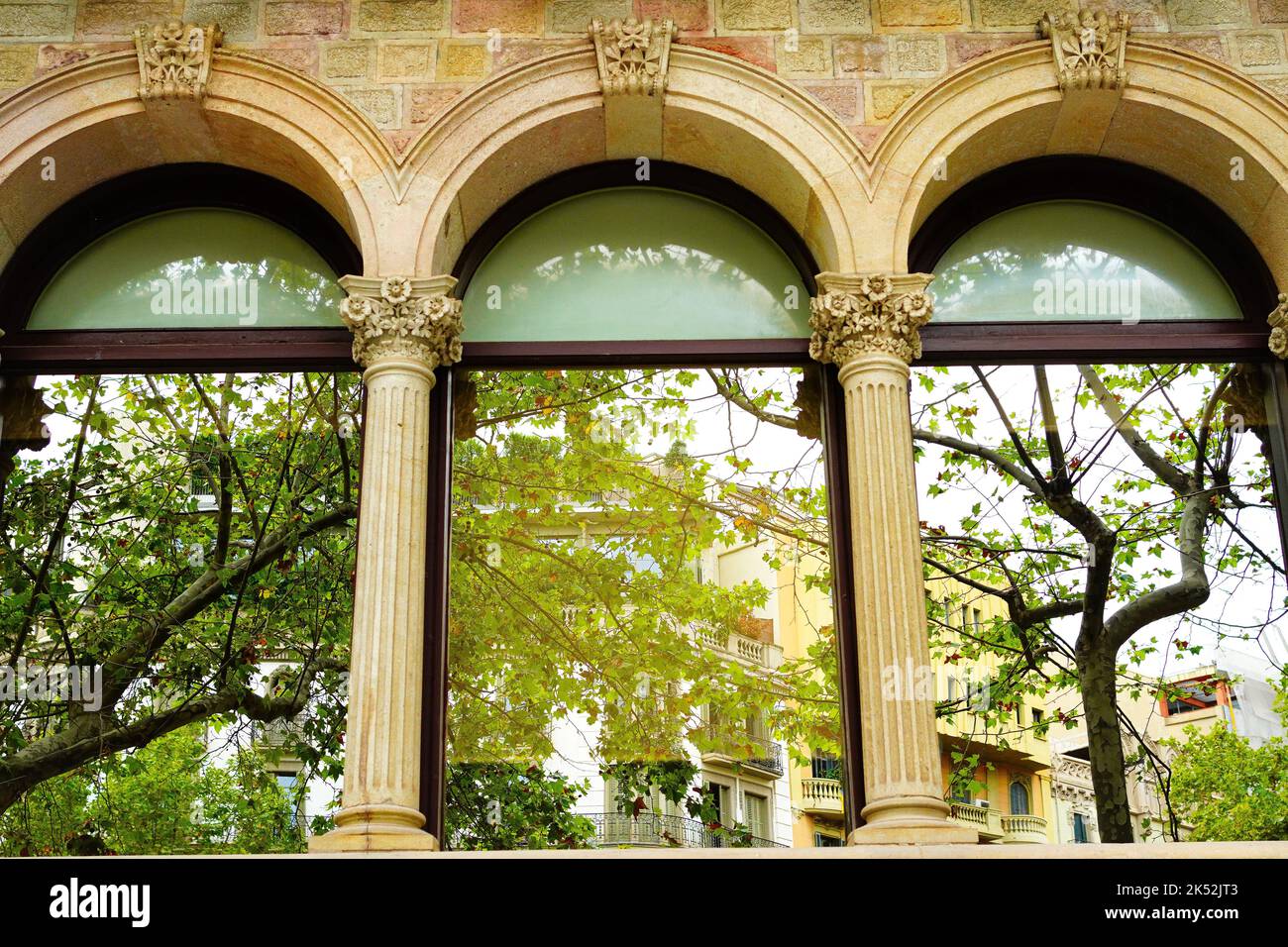 Detail der Fenster des modernistischen Gebäudes Diputació de Barcelona in Barcelona Stockfoto