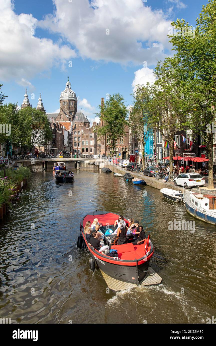 Niederlande, Provinz Nordholland, Amsterdam, Rotlichtviertel, Oudezijds Achterburgwal-Kanal und St. Nikolaus (St. Nicolaas Kerk) Stockfoto