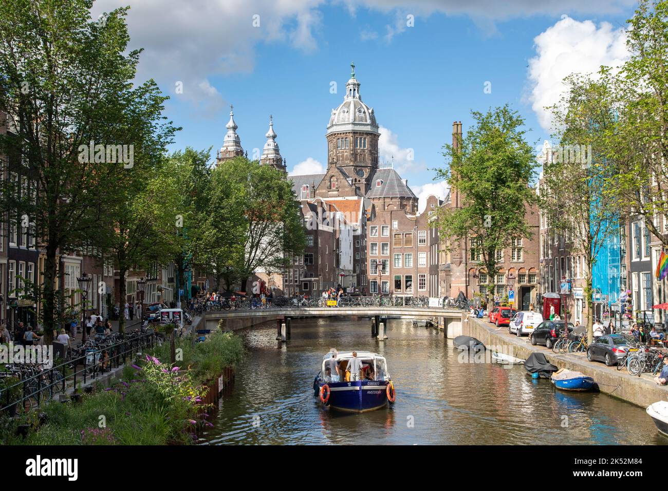 Niederlande, Provinz Nordholland, Amsterdam, Rotlichtviertel, Oudezijds Achterburgwal-Kanal und St. Nikolaus (St. Nicolaas Kerk) Stockfoto