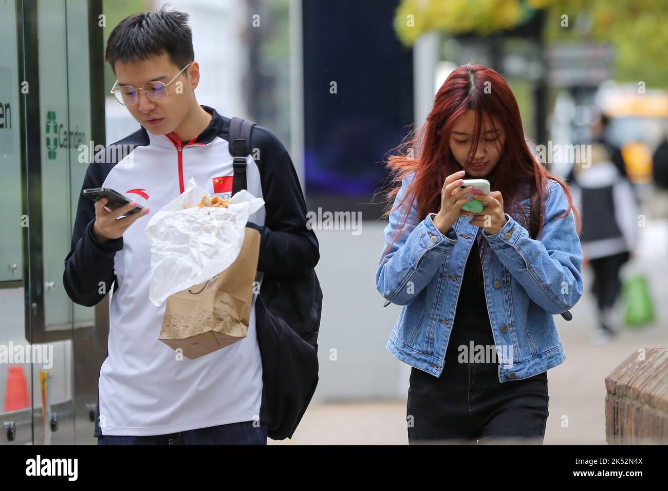 London, Großbritannien. 5. Oktober 2022. Menschen, die ihre Mobiltelefone benutzten, sahen, während sie vor der Warren Street Station in London gingen. (Bild: © Dinendra Haria/SOPA Images via ZUMA Press Wire) Stockfoto