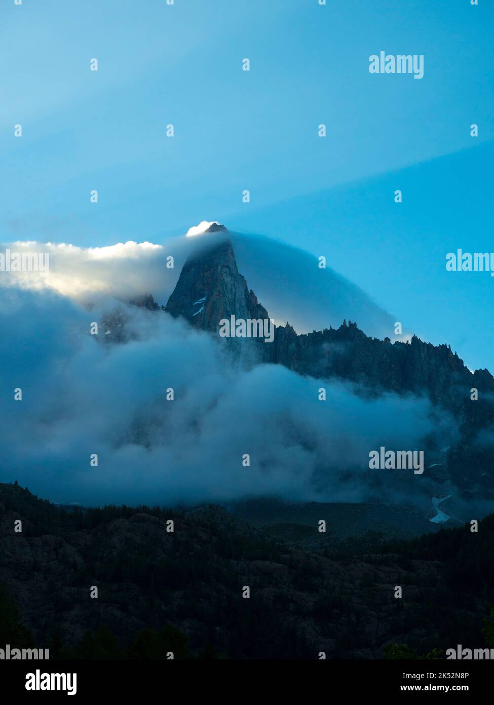 Frankreich, Haute Savoie, Chamonix Mont Blanc, Les Drus und Aiguille Verte bei Sonnenaufgang von Plaine des Praz Stockfoto