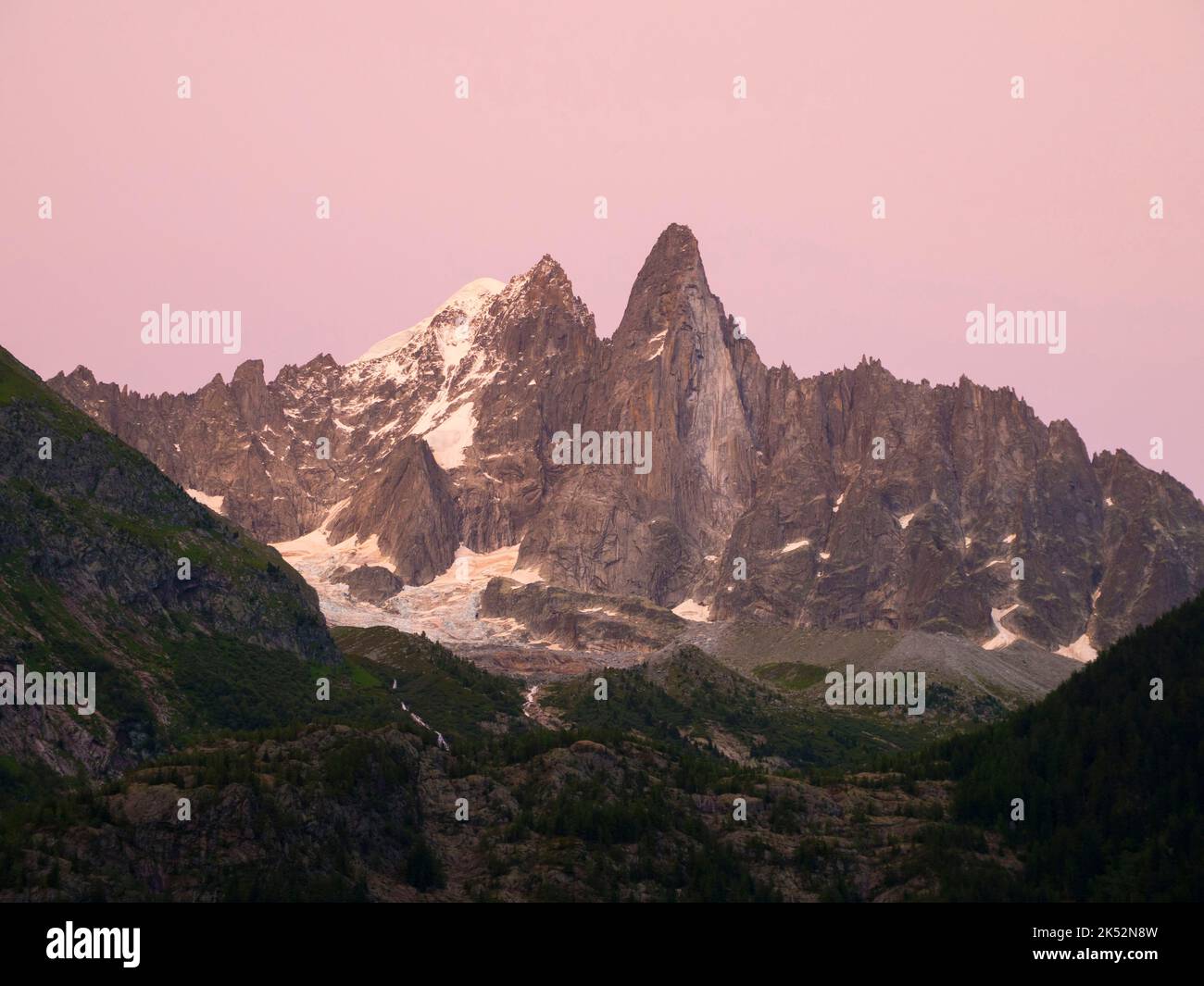 Frankreich, Haute Savoie, Chamonix Mont Blanc, Les Drus und Aiguille Verte bei Sonnenuntergang von Plaine des Praz Stockfoto
